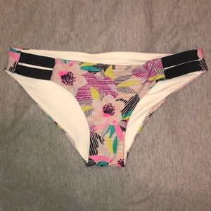 BRAND NEW size M printed Strappy bikini bottoms